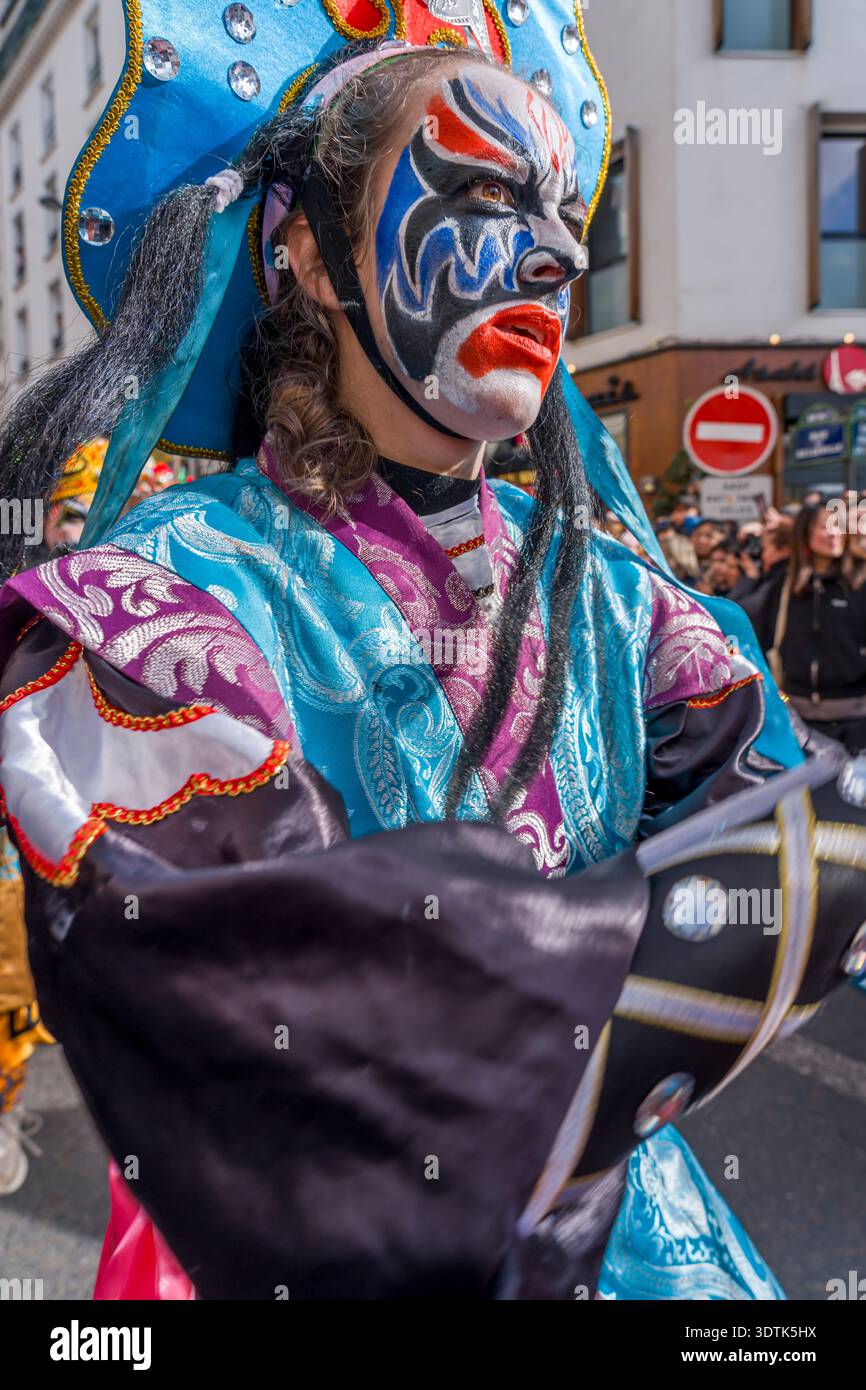 Parigi, Francia - 02 21 2022: Capodanno cinese, Fire Horse. Festeggiamenti per l'anno del Drago con danza tradizionale nel quartiere Aubervilliers Foto Stock