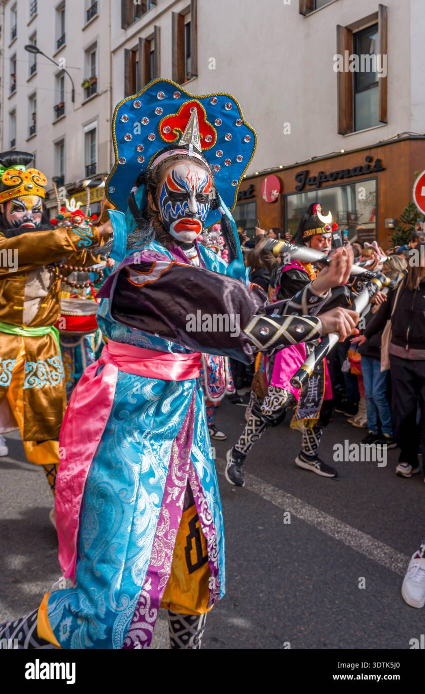 Parigi, Francia - 02 21 2022: Capodanno cinese, Fire Horse. Festeggiamenti per l'anno del Drago con danza tradizionale nel quartiere Aubervilliers Foto Stock