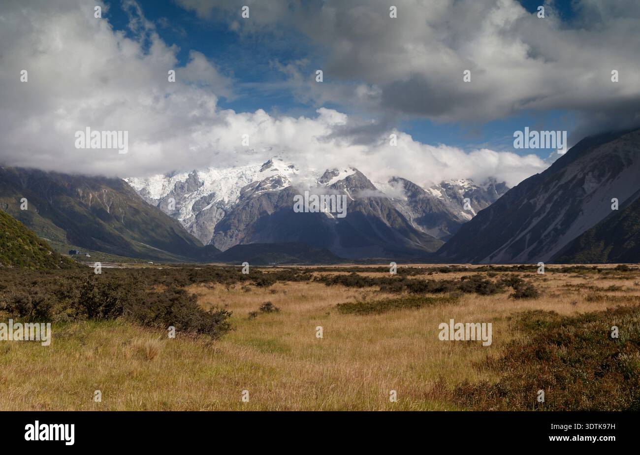 Montagne innevate sovrastano l'Hooker Valley Track, nuova Zelanda. Foto Stock