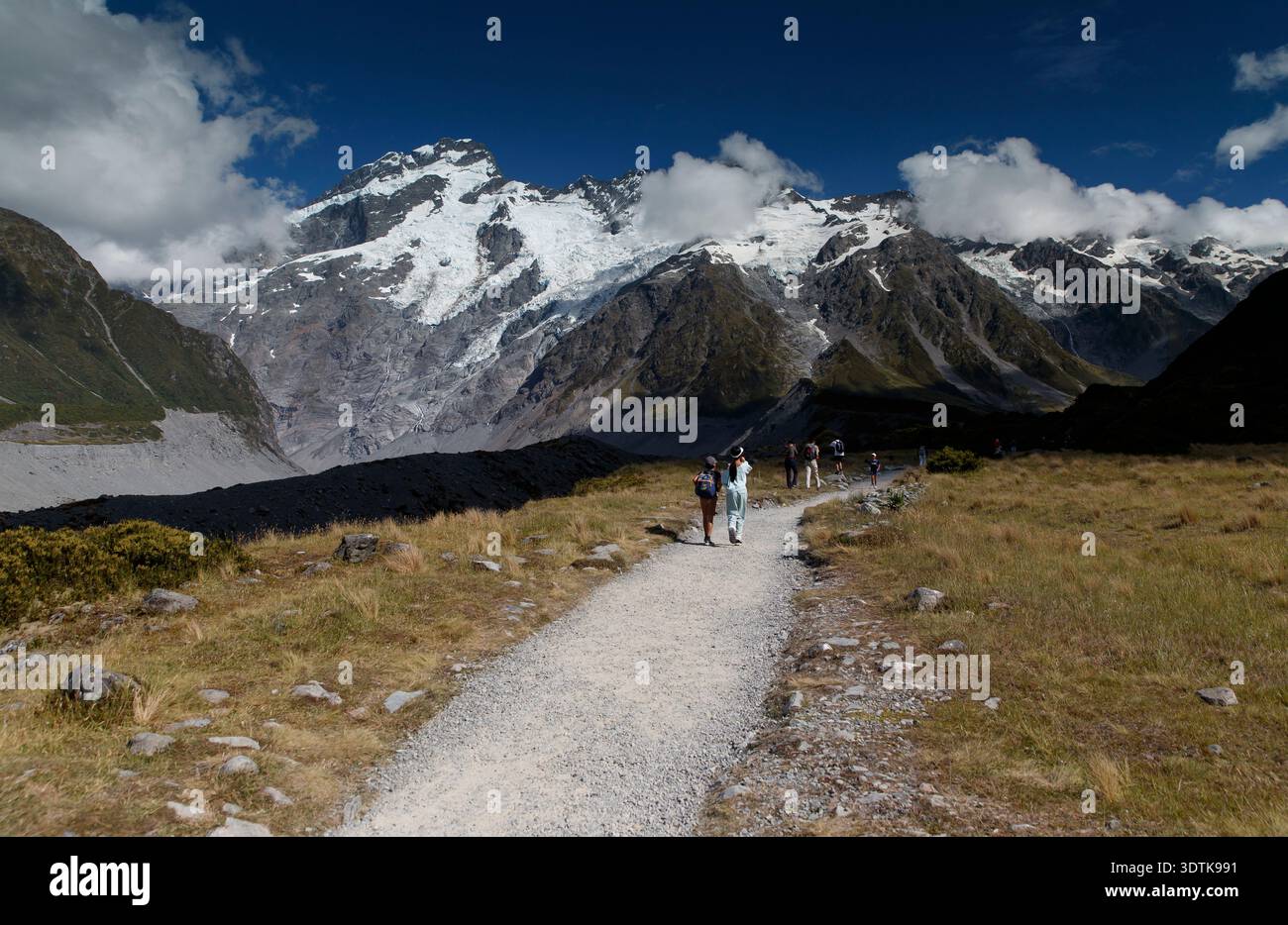 Montagne innevate sovrastano l'Hooker Valley Track, nuova Zelanda. Foto Stock