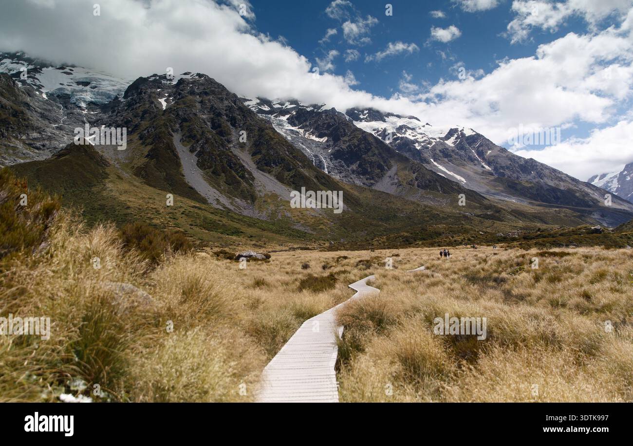 Un sentiero sul lungomare lungo l'Hooker Valley Track, nuova Zelanda. Foto Stock