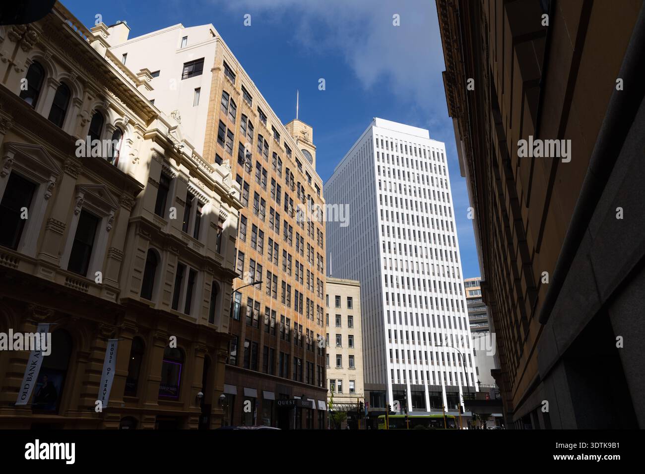 Edifici storici e moderni lungo Lambton Quay nel centro di Wellington, nuova Zelanda. Foto Stock
