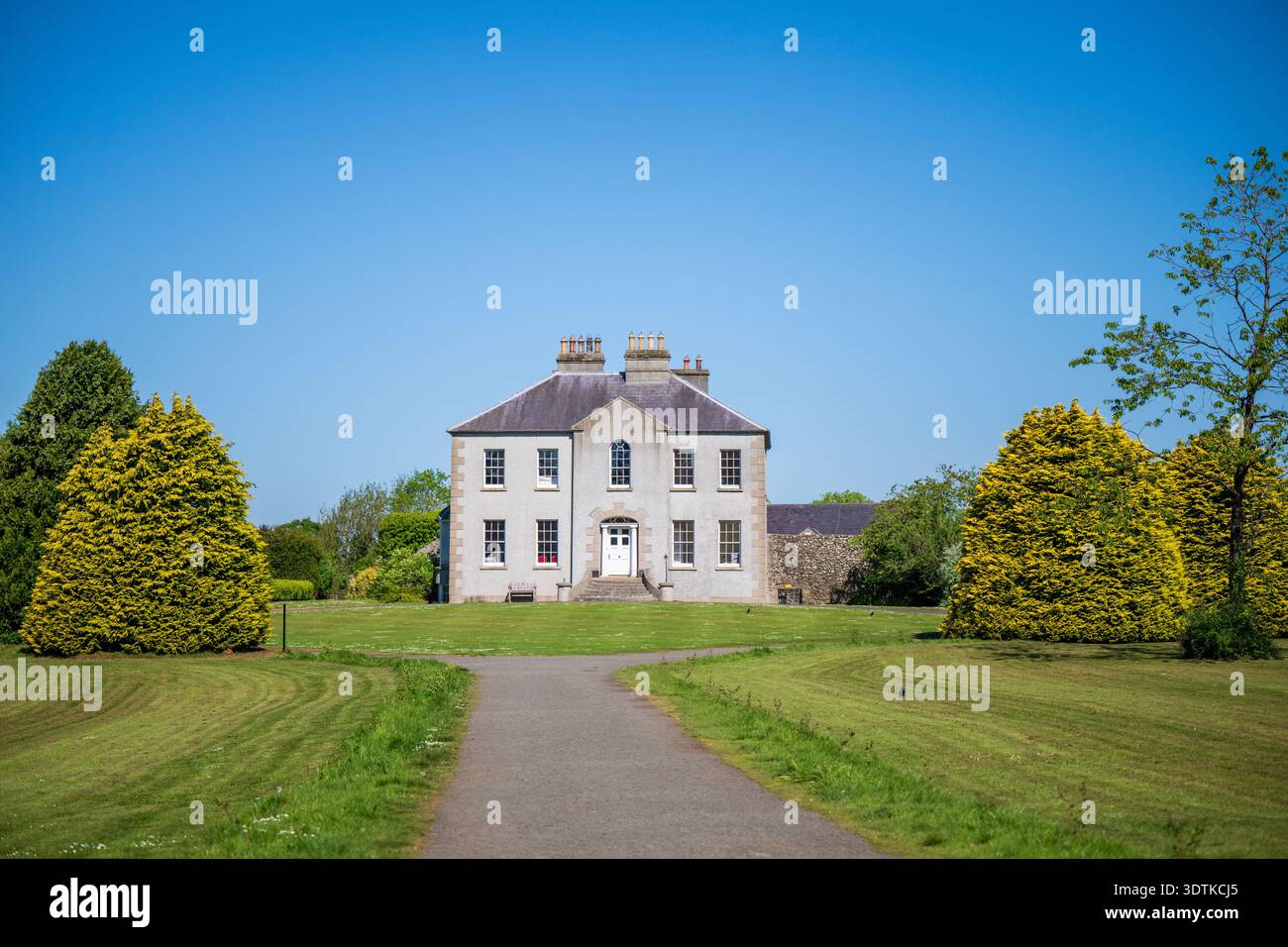 Intorno al 1775, James Stuart costruì una nuova casa, chiamata Gracehill House in onore di sua moglie Grace Lynd. Si trova alla fine di un viale di faggi conosciuto come Foto Stock