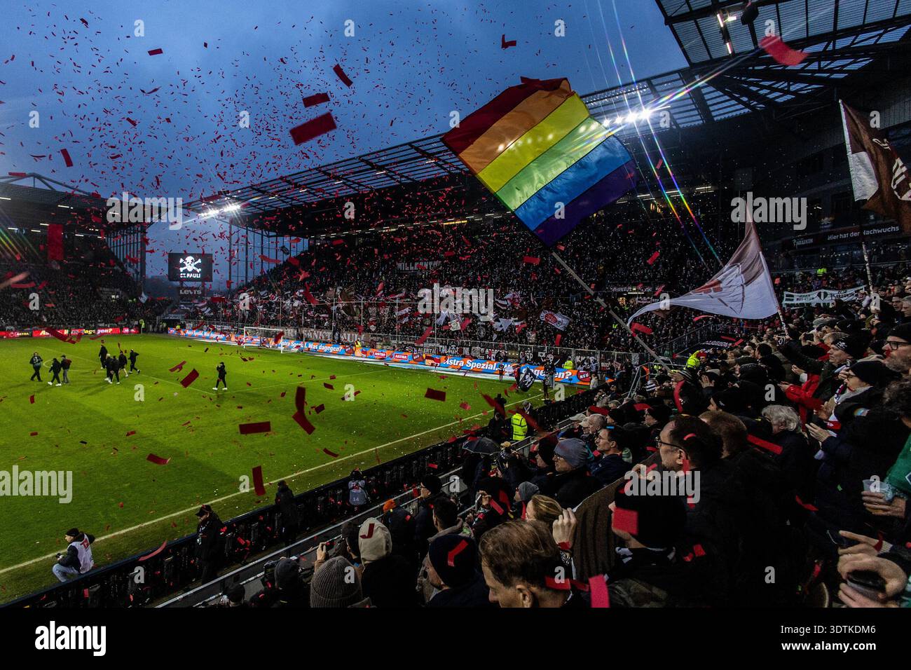 Tifosi che supportano FC St.Pauli fino all'inizio della partita. 1) Bundesliga [Bundesliga]: FC St.Pauli - SV Werder Brema; Millerntor Stadium, Hamburg, St. Pauli; le normative DFL del 22.02.2026 vietano qualsiasi uso di fotografie come sequenze di immagini e/o quasi vide Foto Stock