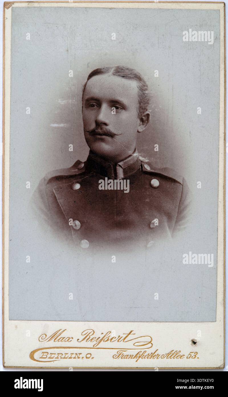 Ritratto in studio della fine del XIX secolo di un uomo in uniforme militare su una tessera da armadietto in formato mignon, Berlino. Foto Stock