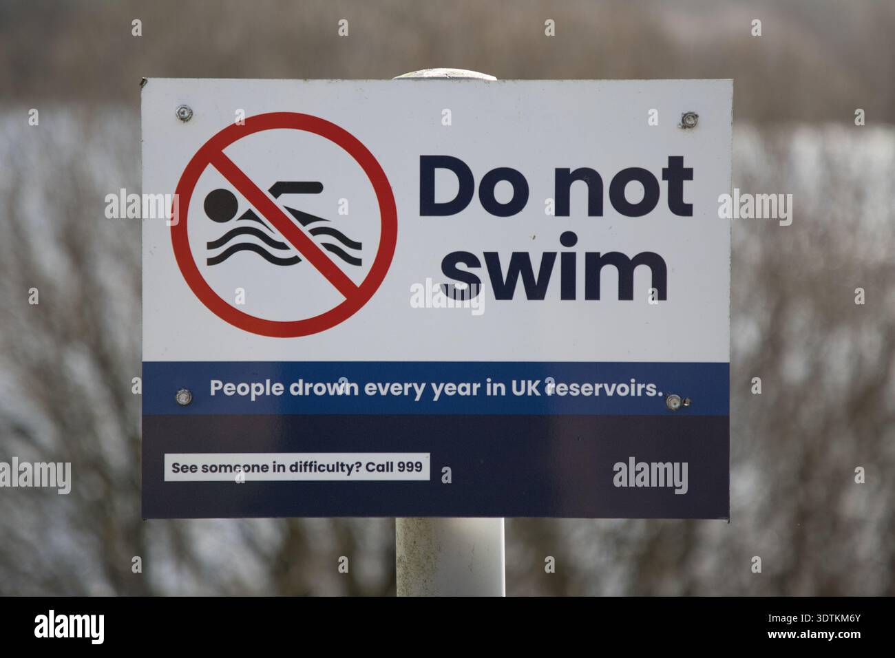 Un cartello di pubblica sicurezza con la scritta "non nuotare" a Scammonden Reservoir, West Yorkshire, che avverte dei pericoli di annegamento nei bacini del Regno Unito. Foto Stock