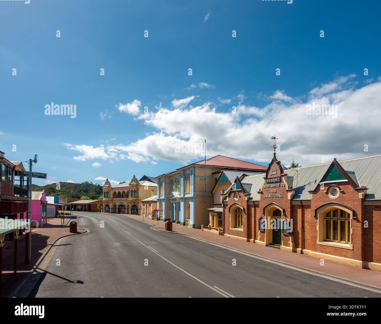 Zeehan in Tasmania. Ex città mineraria. Colorati edifici storici sulla Main Street C249: Museo della West Coast, ufficio postale e teatro Gaiety Foto Stock