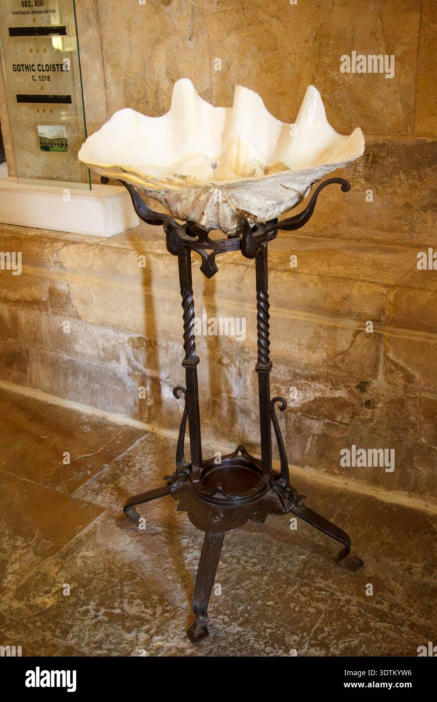 Splendido fonte battesimale all'interno della chiesa Old se splendido edificio storico nel centro di Coimbra, Portogallo Foto Stock