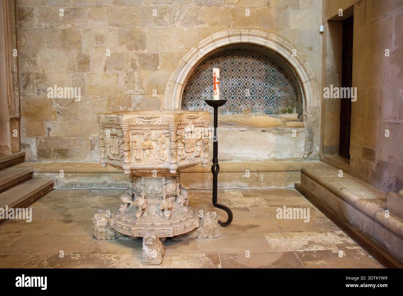 La vecchia chiesa se splendido edificio storico ornato da un carattere nel centro di Coimbra, Portogallo Foto Stock