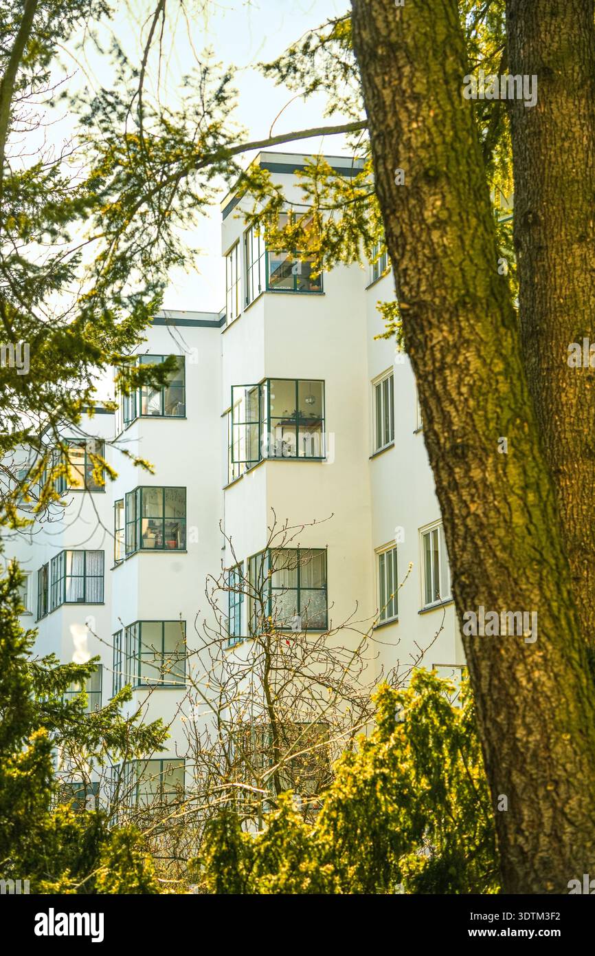 Friedrich-Ebert-Siedlung Berlin, residenza modernista con balconi in vetro, Afrikanisches Viertel, Wedding, Berlino, Germania Foto Stock
