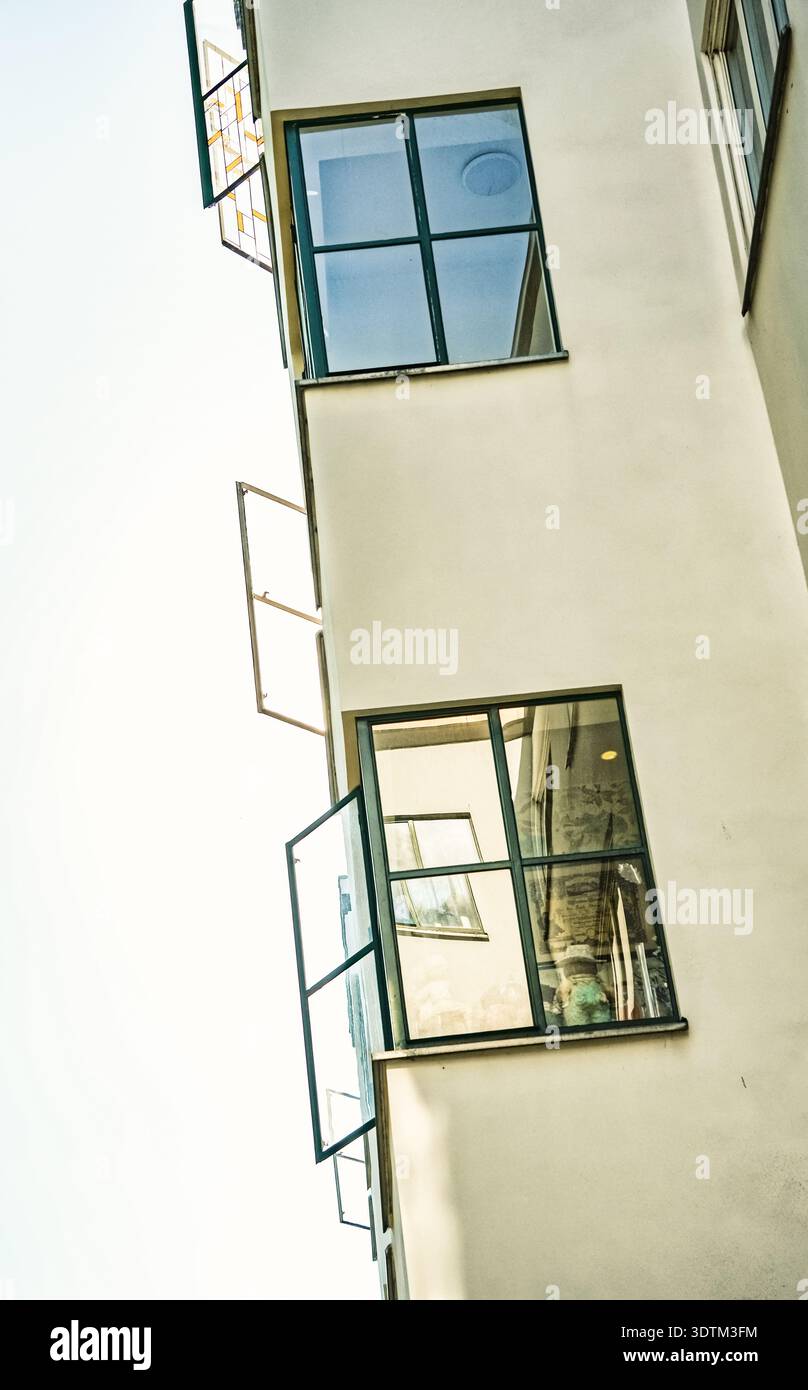 Friedrich-Ebert-Siedlung Berlin, residenza modernista con balconi in vetro, Afrikanisches Viertel, Wedding, Berlino, Germania Foto Stock