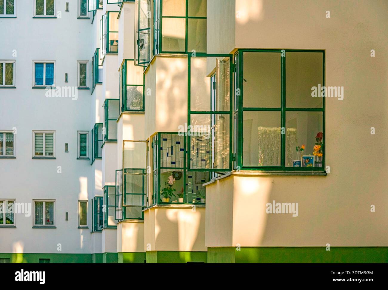 Friedrich-Ebert-Siedlung Berlin, residenza modernista con balconi in vetro, Afrikanisches Viertel, Wedding, Berlino, Germania Foto Stock