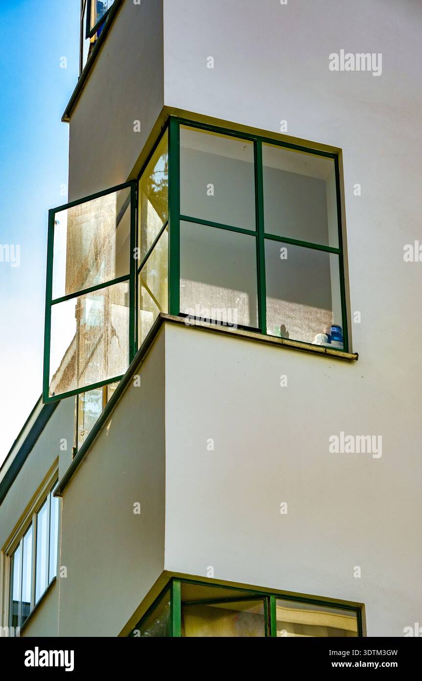 Friedrich-Ebert-Siedlung Berlin, residenza modernista con balconi in vetro, Afrikanisches Viertel, Wedding, Berlino, Germania Foto Stock