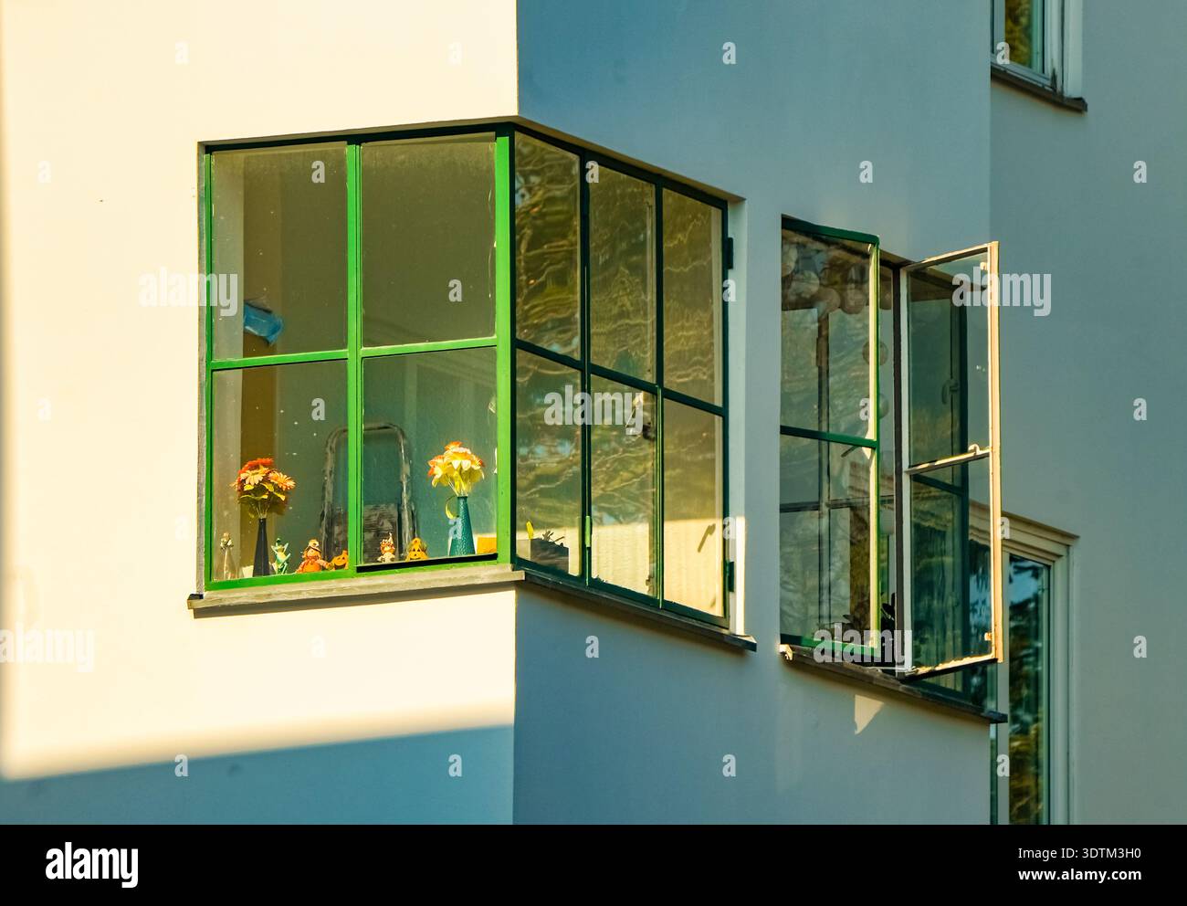 Friedrich-Ebert-Siedlung Berlin, residenza modernista con balconi in vetro, Afrikanisches Viertel, Wedding, Berlino, Germania Foto Stock