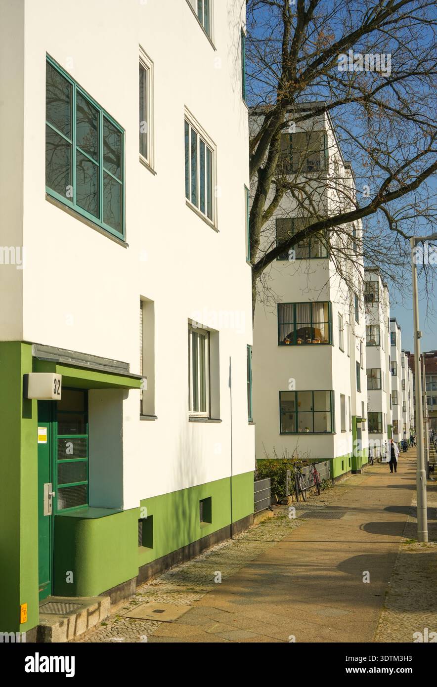 Friedrich-Ebert-Siedlung Berlin, residenza modernista con balconi in vetro, Afrikanisches Viertel, Wedding, Berlino, Germania Foto Stock