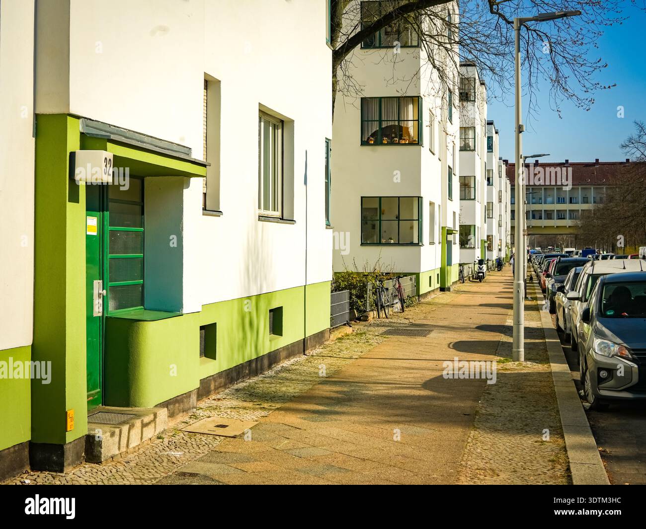 Friedrich-Ebert-Siedlung Berlin, residenza modernista con balconi in vetro, Afrikanisches Viertel, Wedding, Berlino, Germania Foto Stock