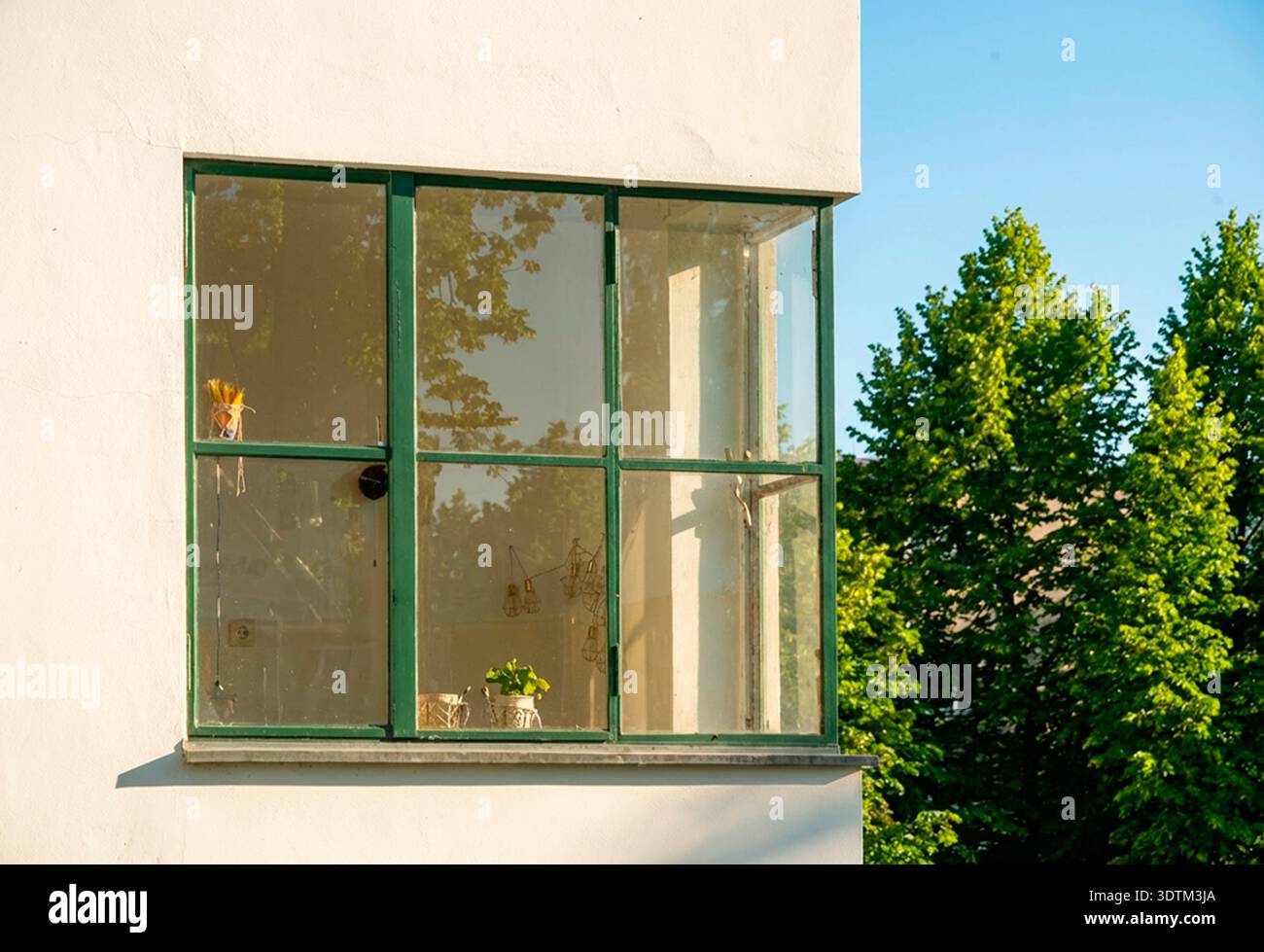 Friedrich-Ebert-Siedlung Berlin, residenza modernista con balconi in vetro, Afrikanisches Viertel, Wedding, Berlino, Germania Foto Stock