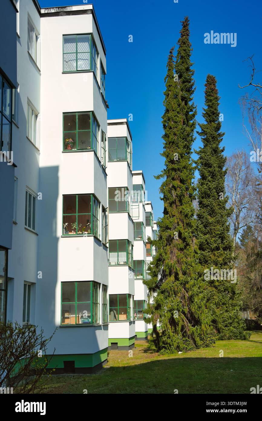 Friedrich-Ebert-Siedlung Berlin, residenza modernista con balconi in vetro, Afrikanisches Viertel, Wedding, Berlino, Germania Foto Stock