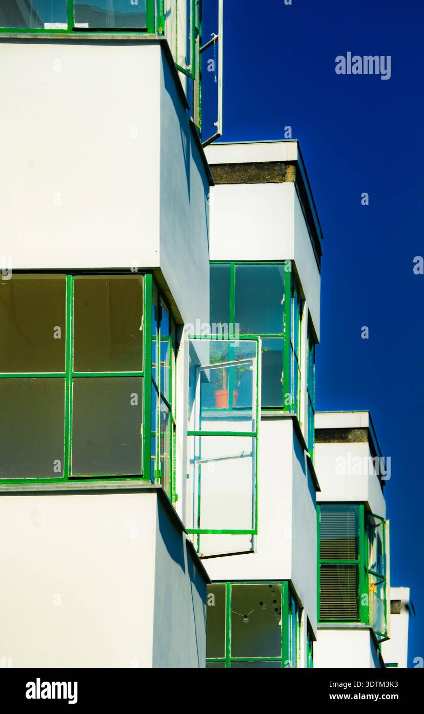 Friedrich-Ebert-Siedlung Berlin, residenza modernista con balconi in vetro, Afrikanisches Viertel, Wedding, Berlino, Germania Foto Stock