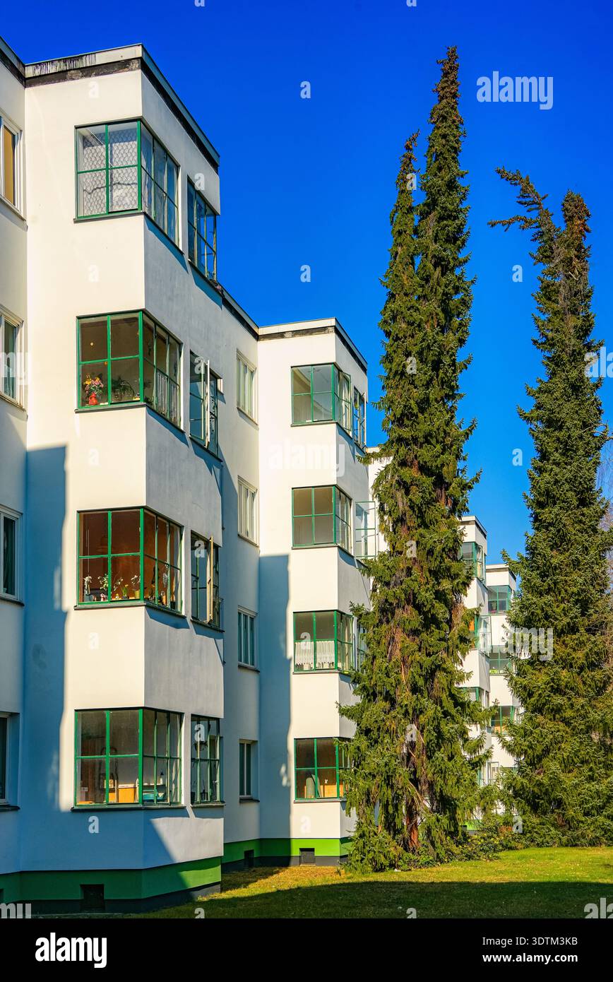 Friedrich-Ebert-Siedlung Berlin, residenza modernista con balconi in vetro, Afrikanisches Viertel, Wedding, Berlino, Germania Foto Stock
