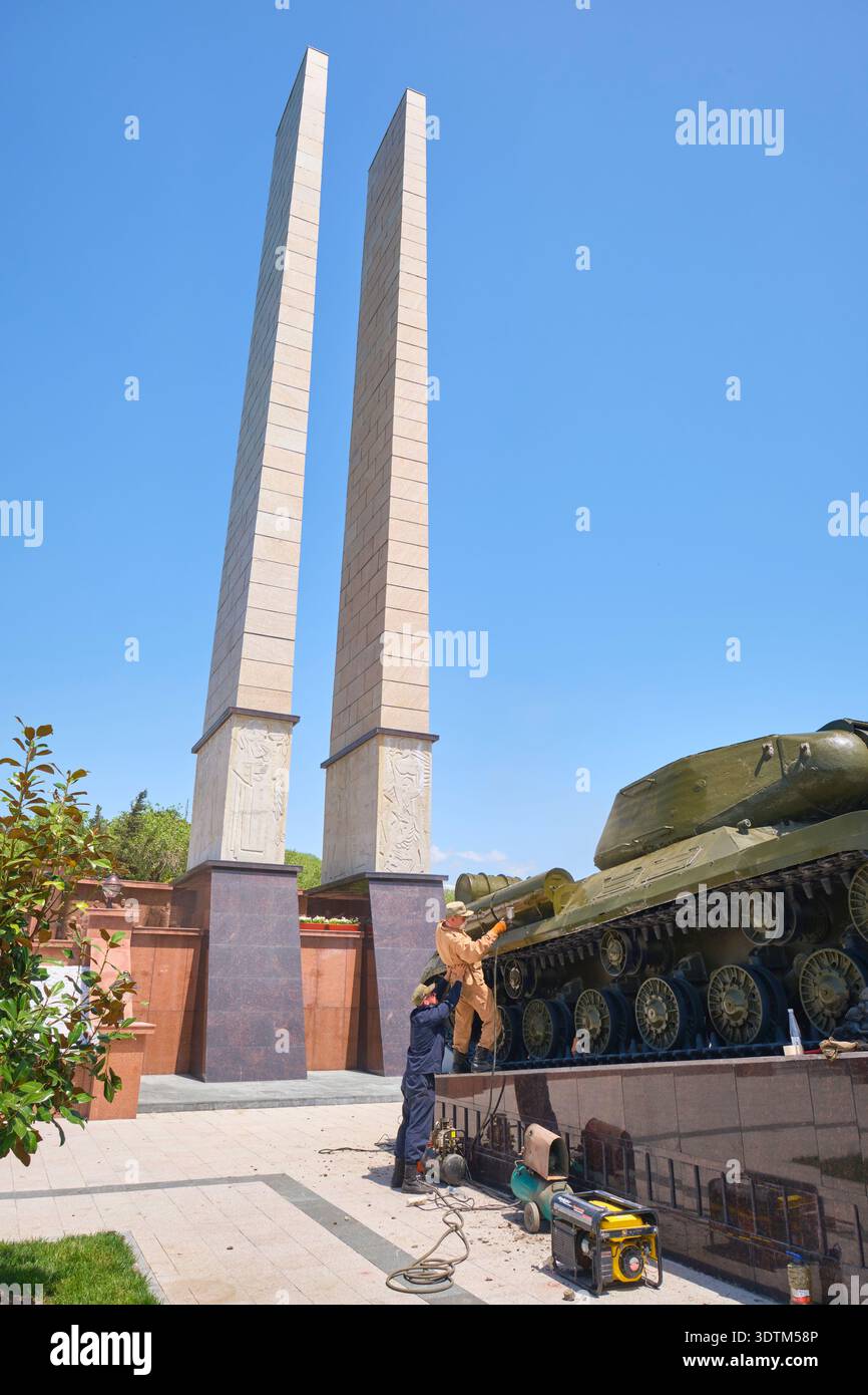 Pulizia dell'equipaggio per il giorno di maggio. Presso il monumento della Vittoria nel Parco della Vittoria. Onore sovietico della seconda guerra mondiale, grande Guerra Patriottica. A Dushanbe, Tagikistan. Foto Stock