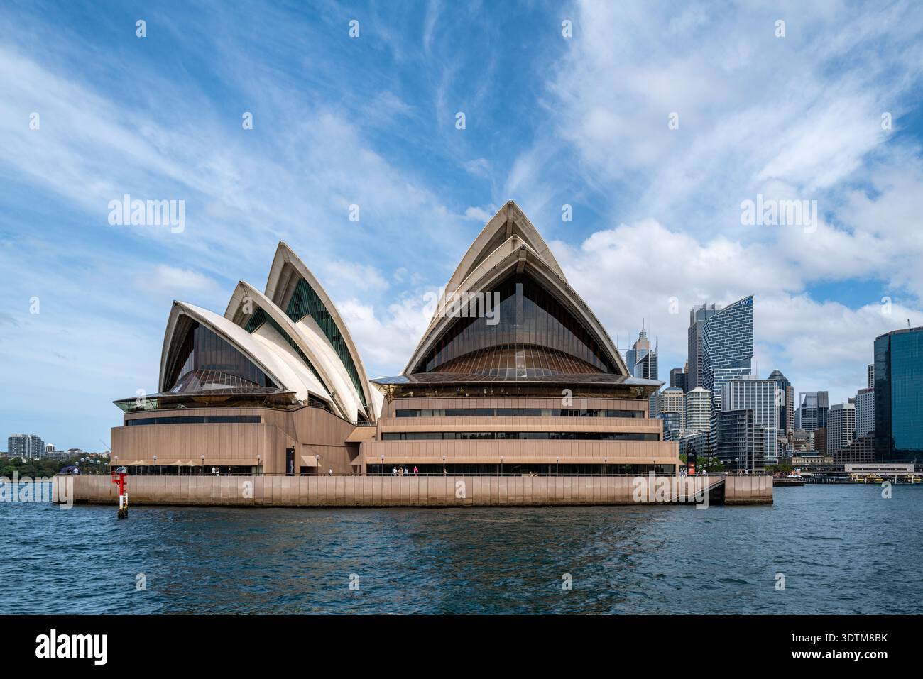 Un imponente studio architettonico della Sydney Opera House preso dal piazzale, guardando direttamente le vette torreggianti del gruppo di conchiglie occidentali. Foto Stock
