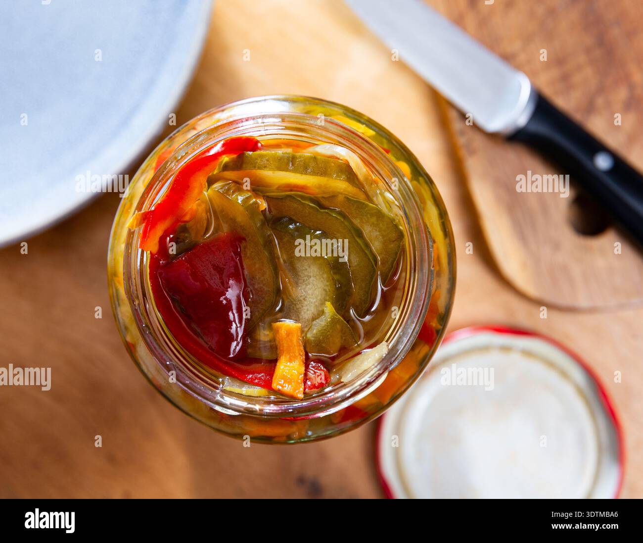 Insalata di cetrioli sottaceto fatta in casa, peperoni selvatici e carote in vaso Foto Stock