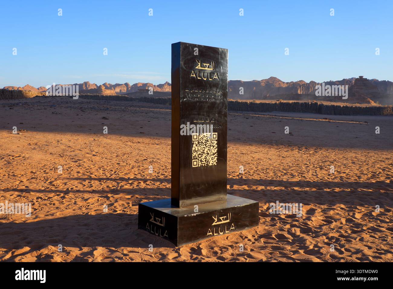 Cartello informativo all'ingresso della roccia dell'elefante (Jabal al-Fil) nel deserto di Alula, Arabia Saudita Foto Stock