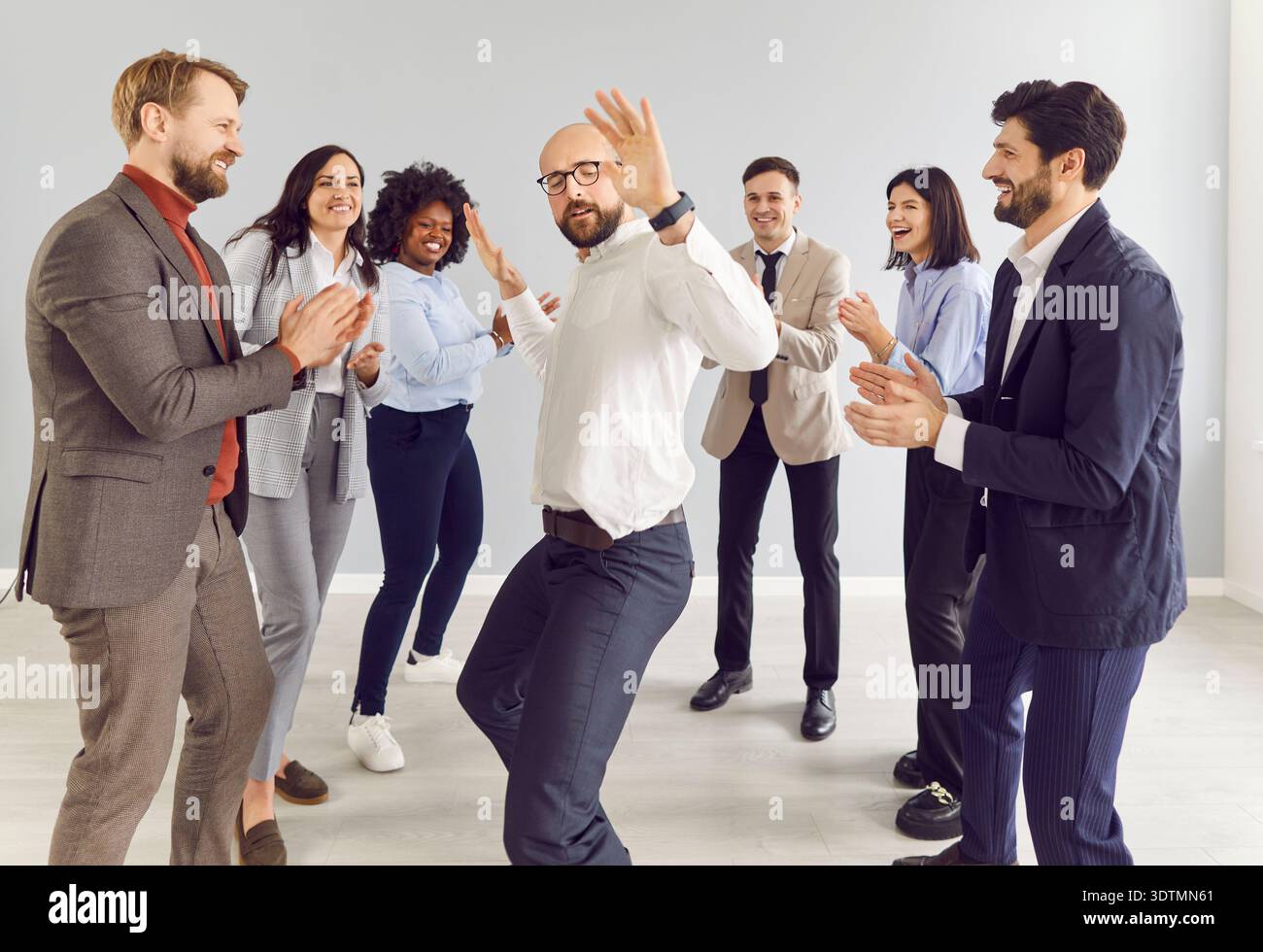 Gli uomini d'affari in abiti da ufficio si divertono e celebrano il loro successo negli affari Foto Stock