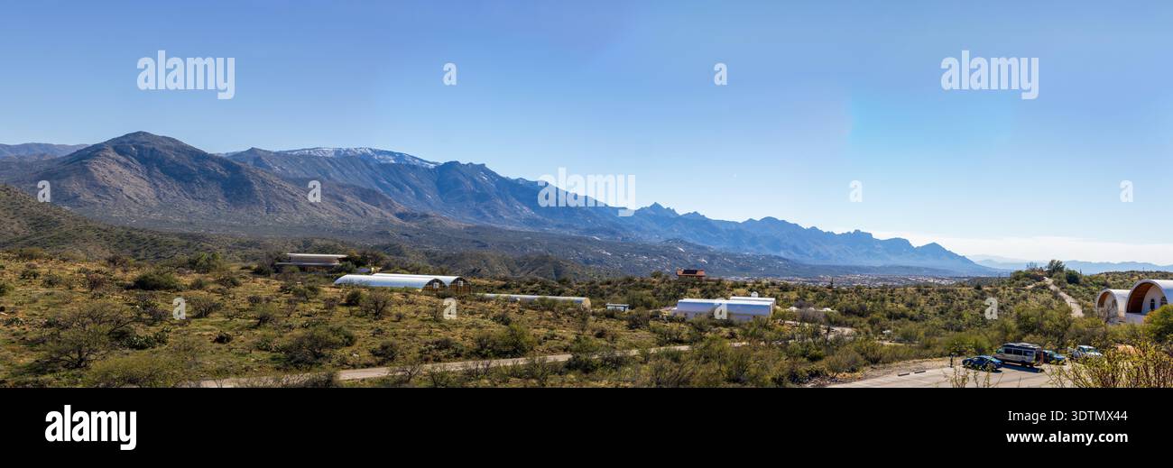 Biosphere 2 in Arizona, un'estesa struttura di ricerca scientifica creata per studiare l'interazione tra i sistemi vitali della Terra in un ambiente chiuso. Foto Stock