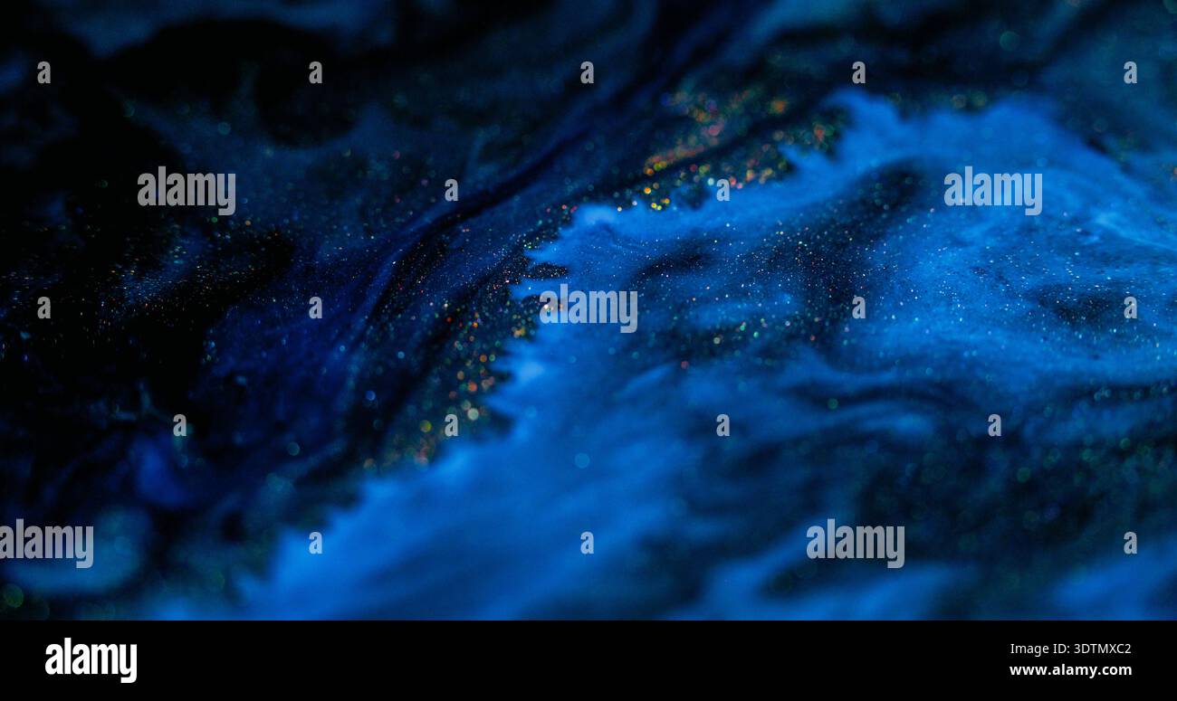 Liquido glitter miscela di vernice defocalizzata flusso blu Foto Stock