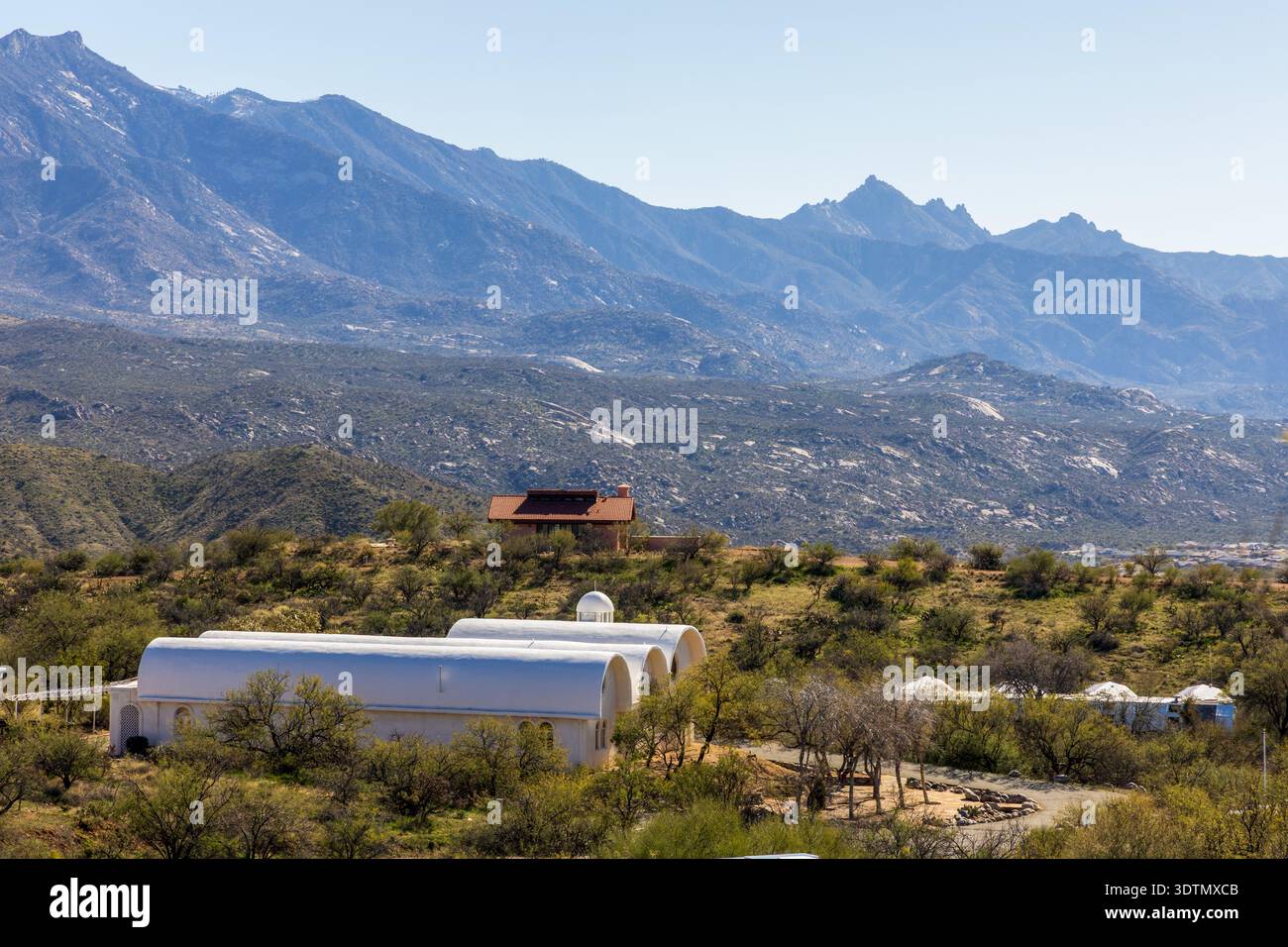 Biosphere 2 in Arizona, un'estesa struttura di ricerca scientifica creata per studiare l'interazione tra i sistemi vitali della Terra in un ambiente chiuso. Foto Stock