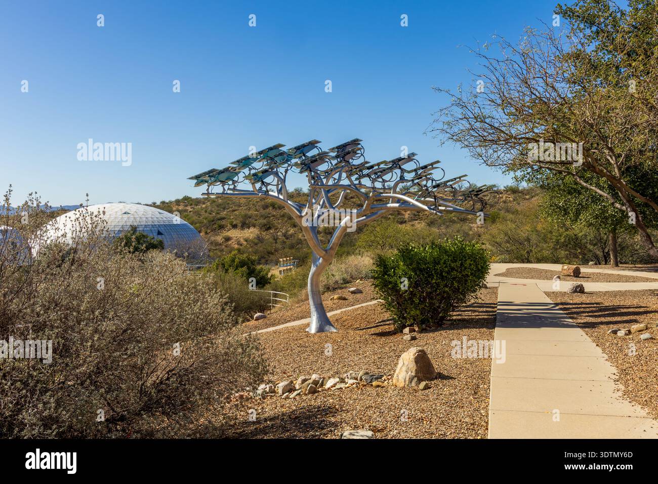 Biosphere 2 in Arizona, un'estesa struttura di ricerca scientifica creata per studiare l'interazione tra i sistemi vitali della Terra in un ambiente chiuso. Foto Stock