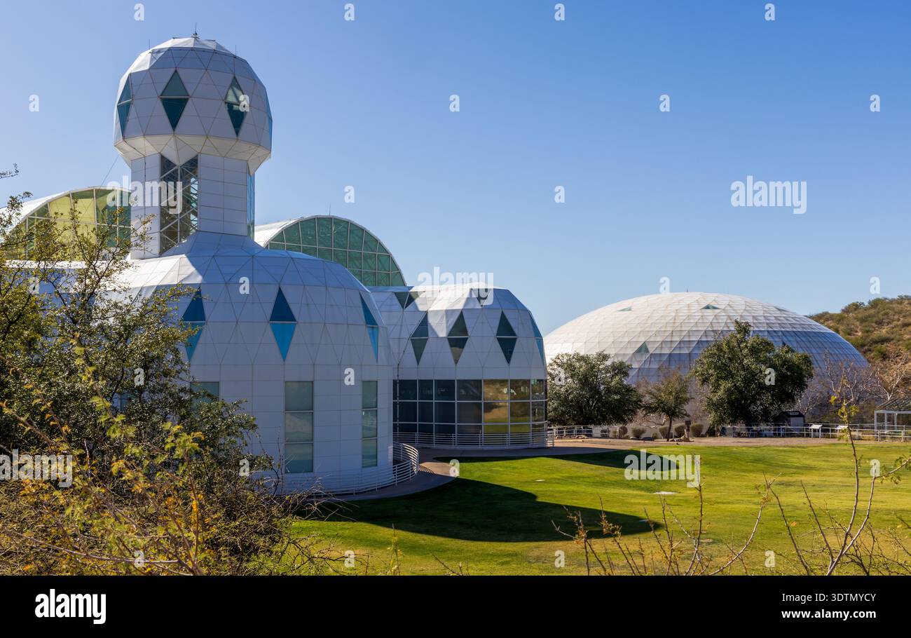 Biosphere 2 in Arizona, un'estesa struttura di ricerca scientifica creata per studiare l'interazione tra i sistemi vitali della Terra in un ambiente chiuso. Foto Stock
