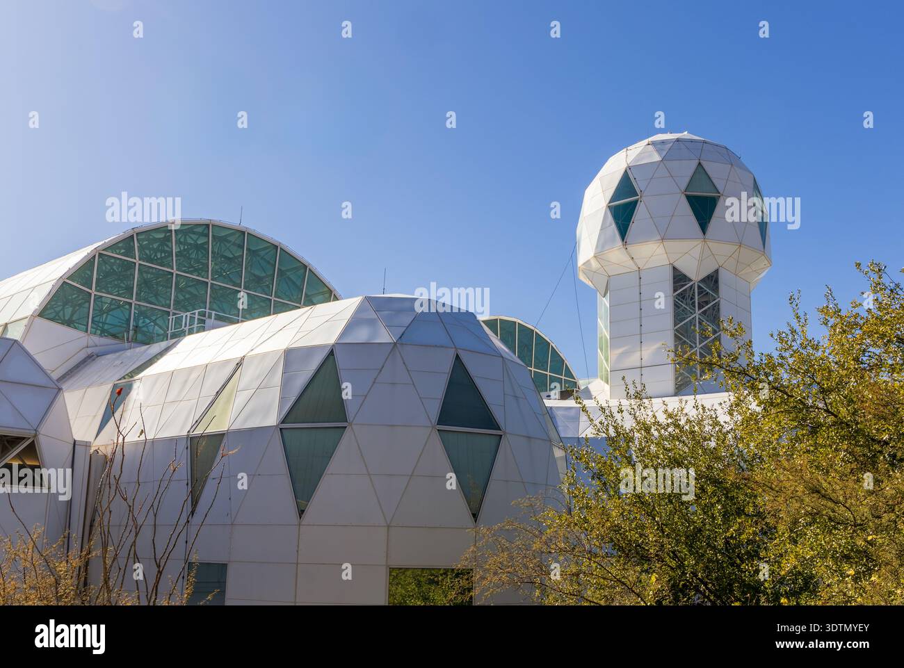 Biosphere 2 in Arizona, un'estesa struttura di ricerca scientifica creata per studiare l'interazione tra i sistemi vitali della Terra in un ambiente chiuso. Foto Stock