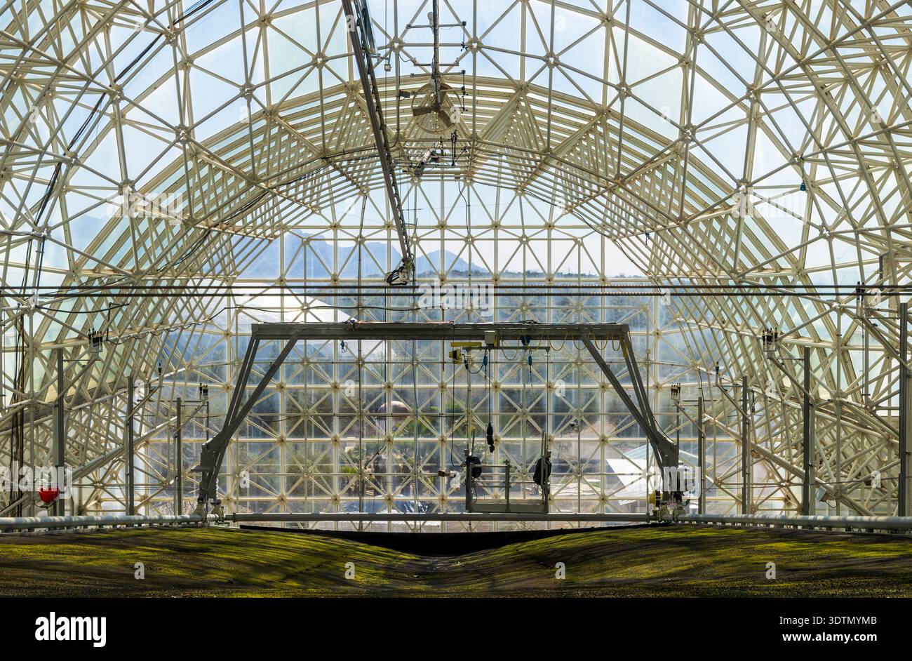 Biosphere 2 in Arizona, un'estesa struttura di ricerca scientifica creata per studiare l'interazione tra i sistemi vitali della Terra in un ambiente chiuso. Foto Stock