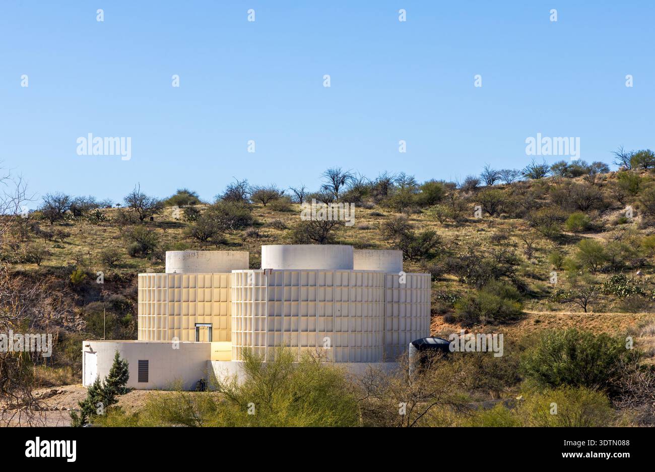 Biosphere 2 in Arizona, un'estesa struttura di ricerca scientifica creata per studiare l'interazione tra i sistemi vitali della Terra in un ambiente chiuso. Foto Stock