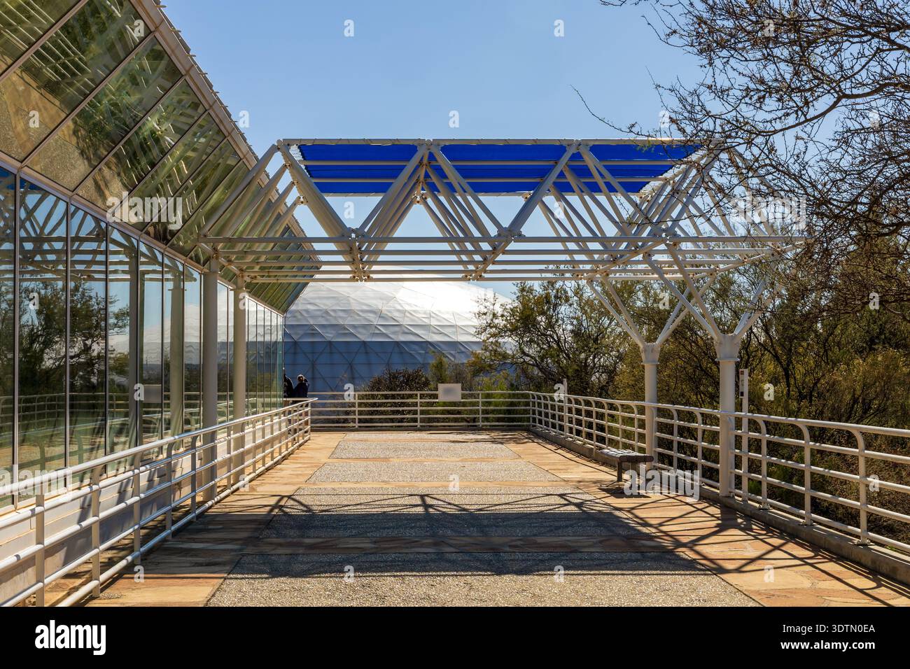 Biosphere 2 in Arizona, un'estesa struttura di ricerca scientifica creata per studiare l'interazione tra i sistemi vitali della Terra in un ambiente chiuso. Foto Stock