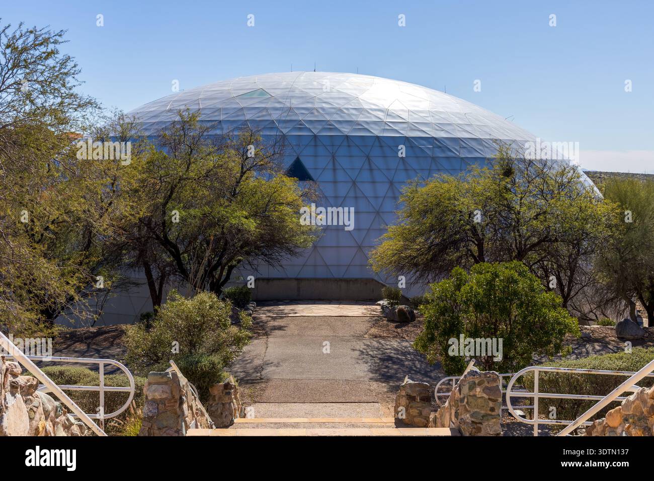 Biosphere 2 in Arizona, un'estesa struttura di ricerca scientifica creata per studiare l'interazione tra i sistemi vitali della Terra in un ambiente chiuso. Foto Stock