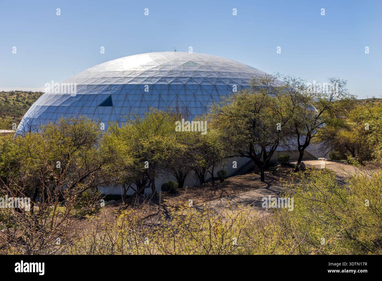 Biosphere 2 in Arizona, un'estesa struttura di ricerca scientifica creata per studiare l'interazione tra i sistemi vitali della Terra in un ambiente chiuso. Foto Stock