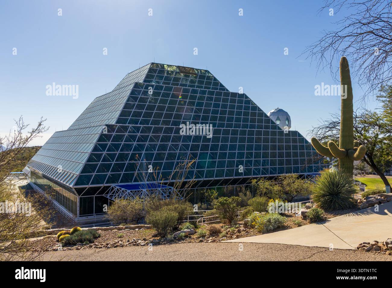 Biosphere 2 in Arizona, un'estesa struttura di ricerca scientifica creata per studiare l'interazione tra i sistemi vitali della Terra in un ambiente chiuso. Foto Stock
