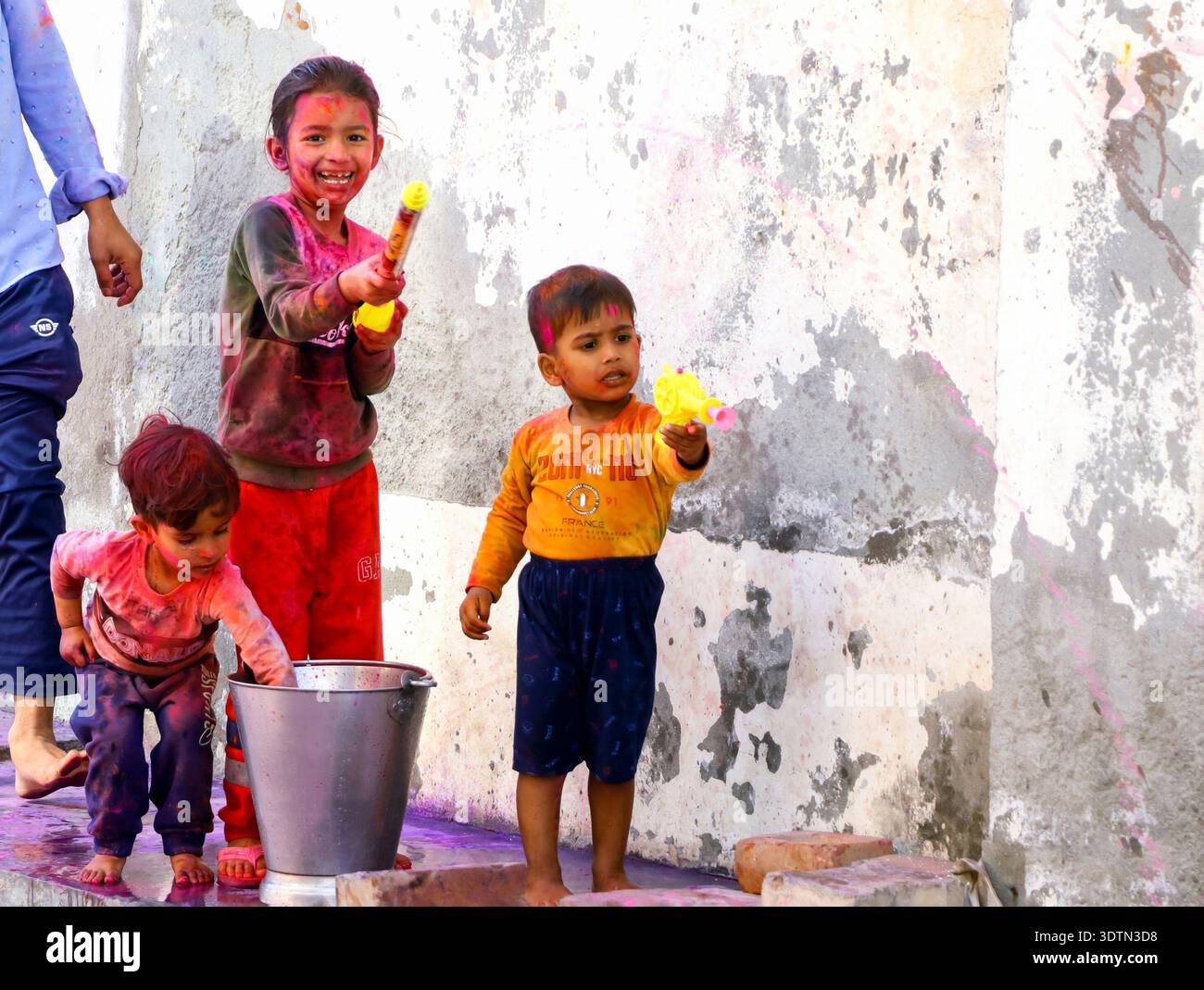 Hansi, Haryana, 14 marzo 20225: Bambini indiani non identificati che celebrano la festa indù di Holi con polvere colorata sui loro volti in una residenza Foto Stock