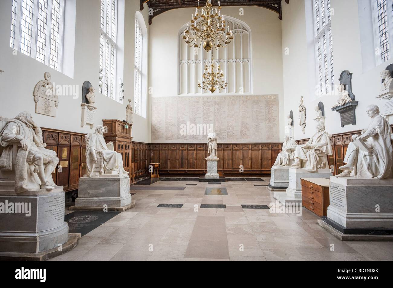 L'interno della cappella del Trinity College, con statue commemorative di ex compagni del college. Università di Cambridge, Regno Unito. Foto Stock