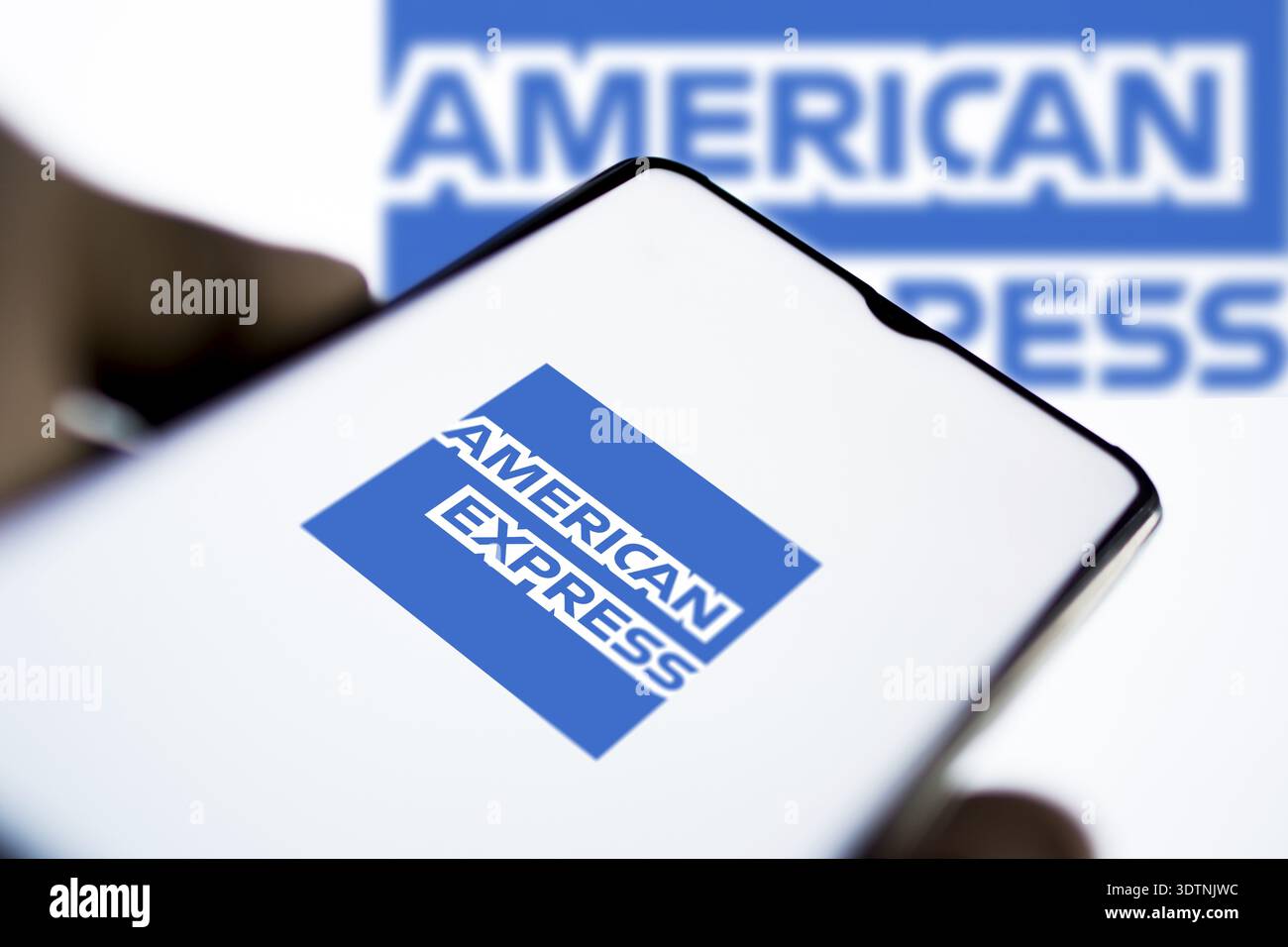 Dhaka, Bangladesh 19 maggio 2024: Logo aziendale American Express su smartphone Foto Stock