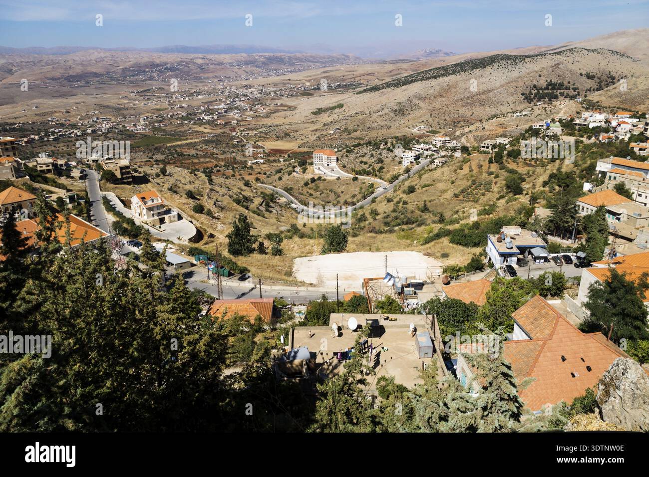 Vista sulla valle con case e alberi a Rachaiya, valle di Beqaa, Libano Foto Stock