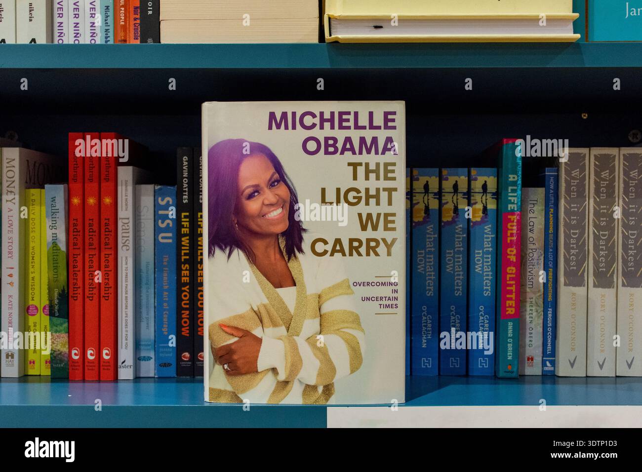 Esposizione al dettaglio del libro "The Light We Carry: Overcoming in Uncertain Times" dell'ex First Lady Michelle Obama. Foto Stock