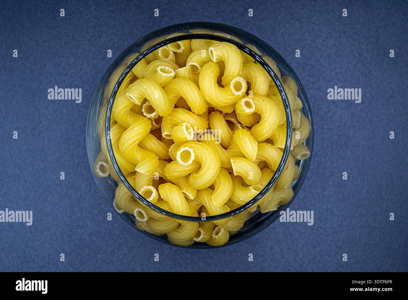 Molte deliziose paste italiane al banco del supermercato, gustoso cibo biologico composto da pasta italiana cruda fresca da vicino, bella consistenza matura di n Foto Stock