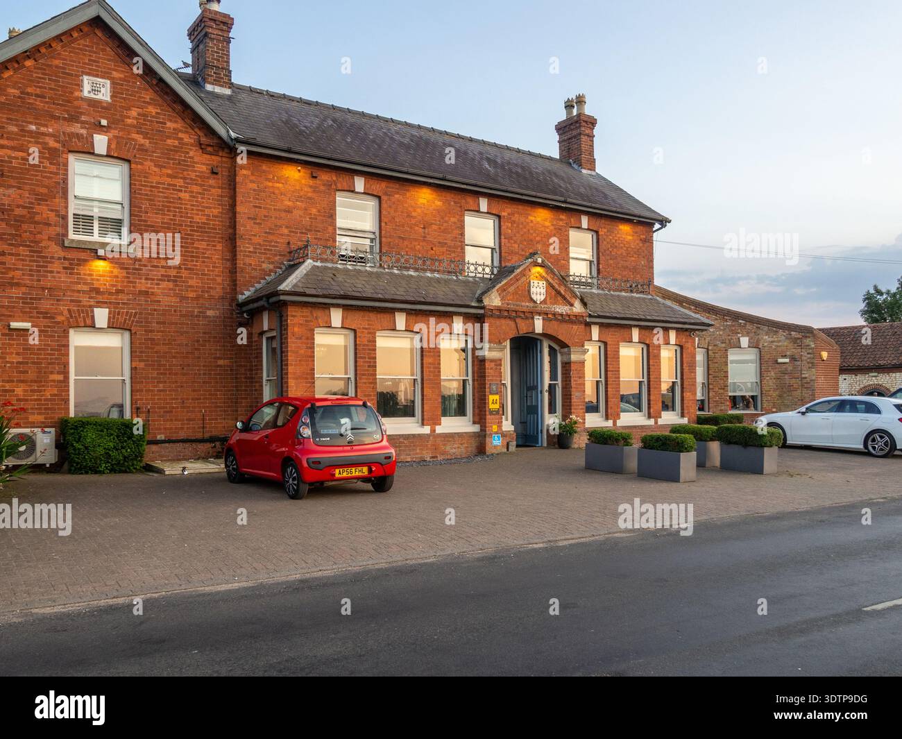 Vista esterna del Titchwell Manor Hotel, un hotel boutique costiero nel villaggio di Titchwell, Norfolk, Regno Unito Foto Stock