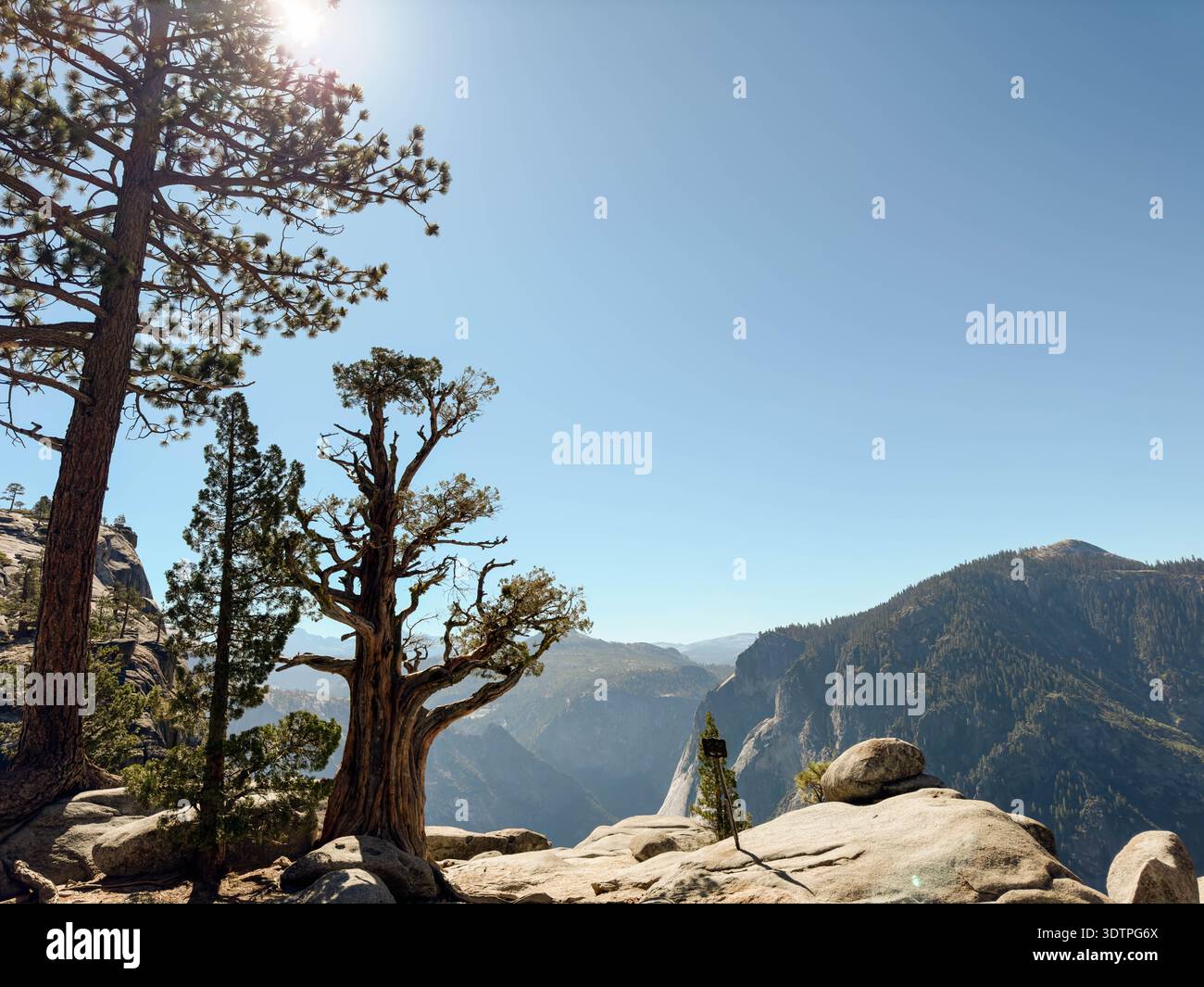 Paesaggio della valle di Yosemite sotto il cielo azzurro Foto Stock
