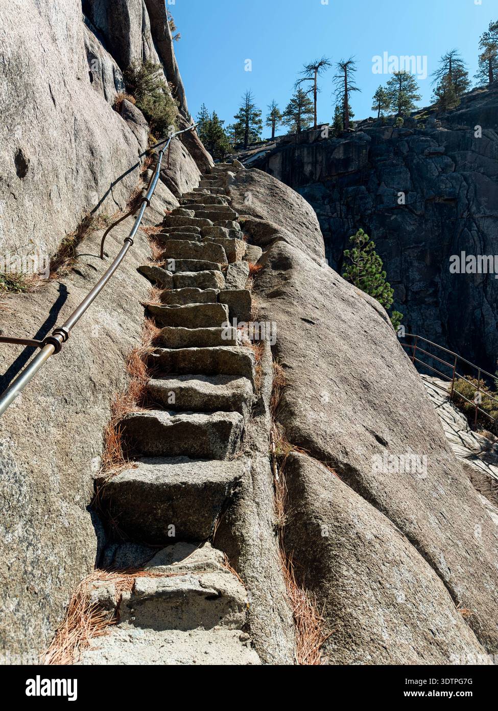 Scalini in pietra di granito scolpiti nella scogliera nel Parco Nazionale di Yosemite Foto Stock